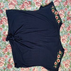 Crop top with flowers on the shoulder